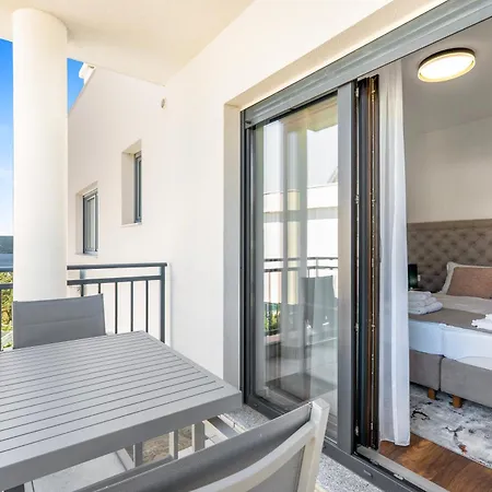 Del Mar Villa *