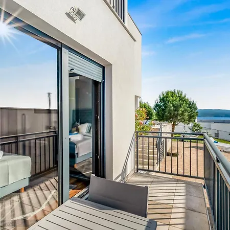 Del Mar Villa *