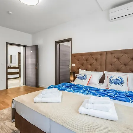 Del Mar Villa *